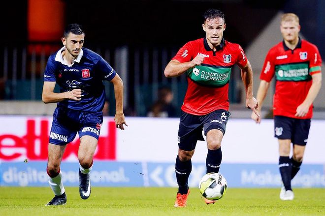 按部就班地 按部就班地